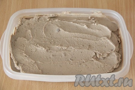 Измельчить все ингредиенты на высокой скорости до однородного состояния. Переложить получившийся печеночный паштет в пластиковый лоток и закрыть плотной крышкой.