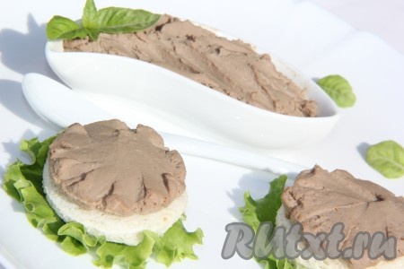 Вкусный, нежный печеночный паштет, приготовленный с добавлением яиц, хранить в холодильнике. При подаче намазать на кусочки хлеба или положить в маленькие пиалки.&nbsp;
