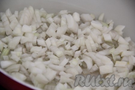 Лук почистить, порезать мелкими кубиками и обжарить на сливочном масле до мягкости.
