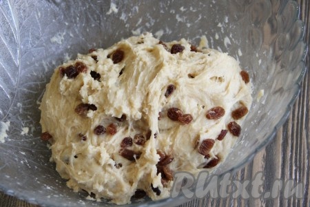 Изюм должен хорошо распределиться в тесте. Накрыть миску с тестом полотенцем и дать постоять в тепле ещё 40 минут.