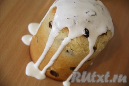 Приготовить глазурь: взбить яичные белки с сахарной пудрой. Я в этот раз захотела приготовить текучую глазурь. Взбила белки до бела, добавила сахарную пудру. До стойких пиков не взбивала. Полить глазурью куличи, дать время застыть глазури. Затем посыпать верх куличей цветной посыпкой.