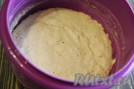 В тёплое молоко всыпать дрожжи, добавить 200 грамм муки. Всё хорошо перемешать. Оставить опару в тепле на 30 минут. Опара увеличится в объёме.
