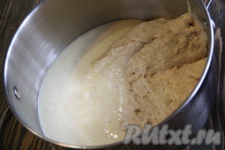 В глубокой миске соединить опару и яичные желтки. Всё тщательно перемешать.