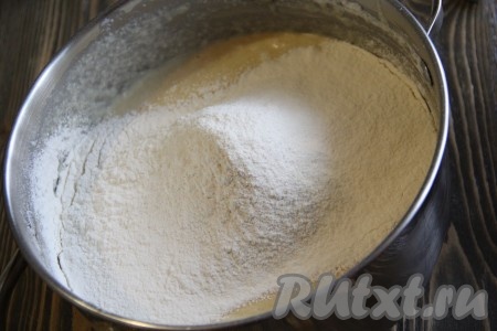 Добавить 400 грамм просеянной муки. Замесить тесто.&nbsp;
