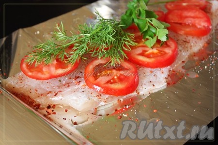 Филе судака промыть, выложить на фольгу, на рыбу положить порезанные помидоры, зелень, паприку, соль и оливковое масло. Накрыть сверху фольгой и поставить на 30 минут в разогретую духовку при температуре 180 градусов.