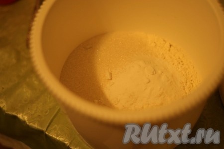 Манку смешайте с мукой, разрыхлителем, сахаром и ванилином.
