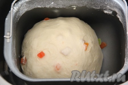 Контролировать замес теста, если нужно добавить немного муки. По сигналу добавить цукаты или изюм. Консистенция теста должна быть мягкой, слегка липнущей. Не стоит забивать тесто мукой, иначе творожный кулич получится плотным.