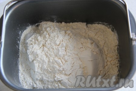 Затем всыпать просеянную муку и добавить соль. Включить режим "Замес теста". У меня эта программа занимает 1 час 20 минут.