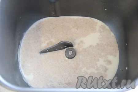 На поверхности молока должны появиться пузырьки.