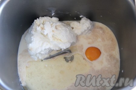Добавить в ведёрко яйцо, сахар, масло и творог. Я предварительно протёрла творог через сито.