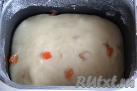 Тесто увеличится в два раза. Готовое тесто достать из ведёрка хлебопечки и хорошо обмять.