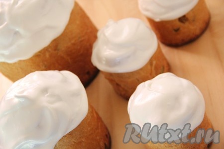 Готовые куличи хорошо остудить, а затем покрыть глазурью. В этот раз я использовала покупную глазурь. 