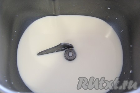 В ведёрко хлебопечки влить тёплое молоко, всыпать дрожжи и оставить на 15 минут.
