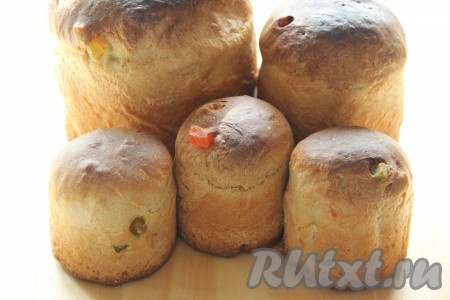 Духовку заранее разогреть. Аккуратно поставить формы с тестом в духовку. Выпекать пасхальные творожные куличи при температуре 180 градусов примерно 35 минут. Ориентируйтесь по своей духовке и по объёму форм. Маленькие куличики выпекаются в течение 25 минут.