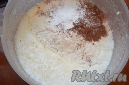 Просеять в тесто часть муки, какао-порошок и разрыхлитель, перемешать лопаткой. Постепенно добавляя оставшуюся муку и тщательно вмешивая её в тесто, замесить однородное тесто, напоминающее по консистенции сметану средней густоты.