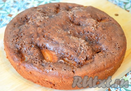 Крышку мультиварки закрыть, выставить режим "Выпечка" (у каждой мультиварки он свой, я ставила на 40 минут). После сигнала не открывала крышку ещё 20 минут. Затем аккуратно переложить яблочный пирог на доску и дать ему полностью остыть.&nbsp;