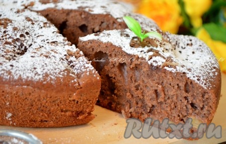 Когда выпечка остынет, её можно посыпать сахарной пудрой и подавать к столу. Очень надеюсь, что вкусный, ароматный пирог с яблоками, приготовленный на молоке в мультиварке, вам понравится!