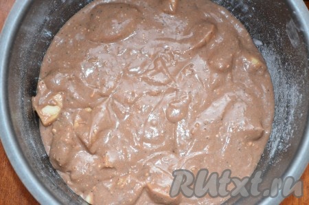 Чашу мультиварки смазать сливочным маслом и немного присыпать мукой, выложить тесто и разровнять.