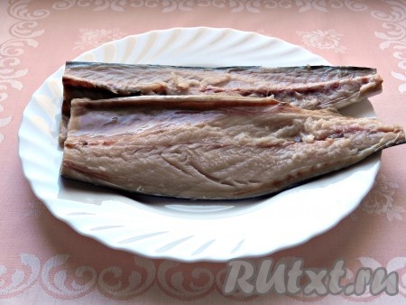 Скумбрию разрезать вдоль, убрать внутренности и чёрную пленку в брюшке, удалить голову, позвоночник, плавники и кости, промыть водой. Должно получиться два филе.