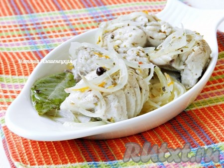 Скумбрия, приготовленная в горячем маринаде, получилась ароматной, нежной и очень вкусной.