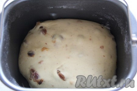 Тесто хорошо поднимется. Достать тесто из хлебопечки, хорошо его обмять. 