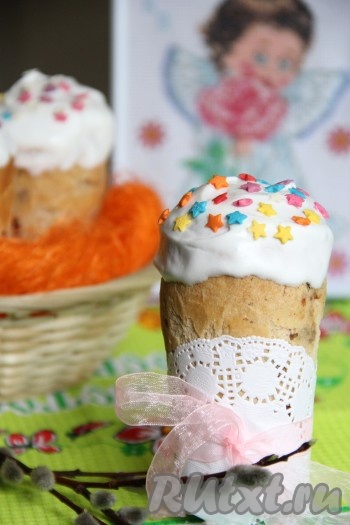 Куличики достать из духовки, дать немного остыть. Куличи, которые выпекались в бумажных формах, оставить в этих формах. Из стаканов куличи нужно будет вынуть. Дать куличам полностью остыть, украсить по желанию, можно просто присыпать сахарной пудрой, можно покрыть глазурью и посыпать цветной посыпкой. Тесто для этой выпечки замешивается легко и просто в хлебопечке, без утомительного вымешивания руками. А пасхальные куличи получаются воздушными, нежными и очень вкусными. 