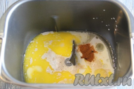  Затем всыпать сахар, ванильный сахар и корицу.