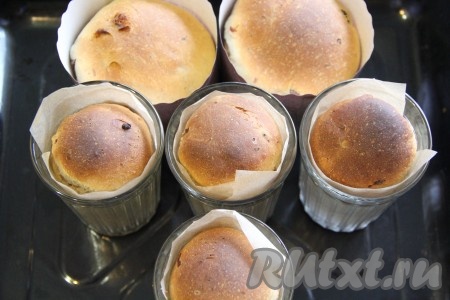 Аккуратно поставить противень с формами в разогретую духовку. Выпекать куличи при температуре 180 градусов примерно 35 минут. Для того чтобы проверить готовность, проколите куличи сверху сухой шпажкой, если после этого шпажка останется сухой и чистой, значит выпечка готова.