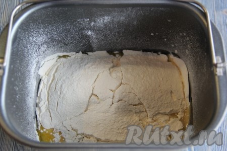 Всыпать просеянную муку. Выставить режим "Замес теста". Время замеса теста в моей хлебопечке 1 час 30 минут.