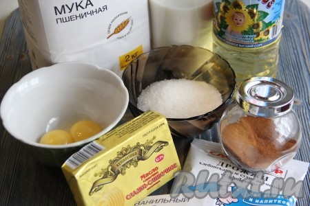 Подготовить продукты для замешивания теста для куличей в хлебопечке без выпечки. Изюм выложить в небольшую ёмкость, залить кипятком, оставить на 5 минут, затем откинуть на дуршлаг, после этого переложить на бумажное (или тканевое полотенце), чтобы изюм обсох.