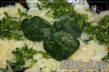 К луку добавить шпинат, порезанную зелень, специи, довести до готовности в течение 2-3 минут.
