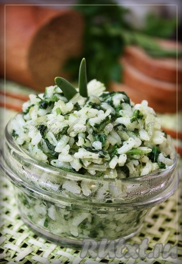 Вкусный, аппетитный рис со шпинатом готов. Приятного аппетита!
