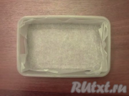 В миску добавляем 3 столовые ложки желатина, заливаем стаканом сливок и оставляем набухать примерно на 20 минут. Бумагой для выпечки застилаем небольшую прямоугольную форму.
