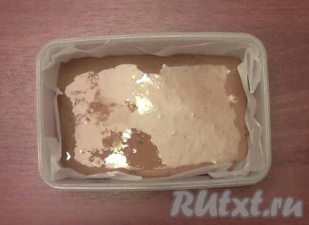 Переливаем молочную карамель в приготовленную нами прямоугольную форму.
