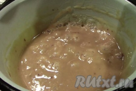 Выкладываем сгущёнку в миску, доводим до кипения и варим примерно 10-15 минут. Получилась молочная карамель.