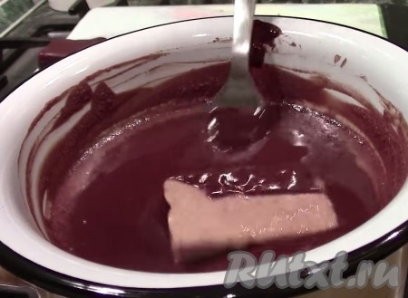 Ломаем шоколад в миску и ставим на кастрюлю с водой. Эту кастрюлю ставим на плиту и ждём растворения шоколада, добавляем 50 грамм сливочного масла и перемешиваем. Получился горячий шоколад. Наше суфле окунаем в горячий шоколад.
