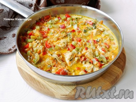 Вкусные тушеные овощи с куриным филе готовы.