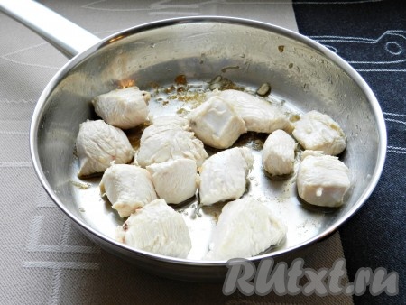 Куриное филе немного обжарить на растительном масле до побеления всех кусочков.
