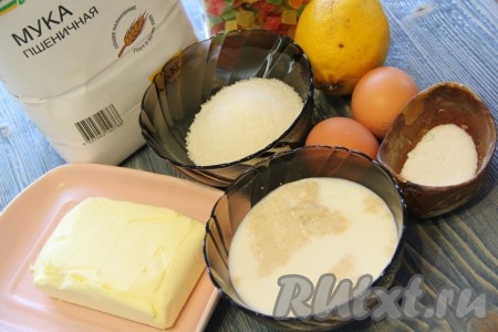 Подготовить продукты для приготовления теста. В тёплое молоко всыпать дрожжи и перемешать. Оставить дрожжи на 10-15 минут до появления пузырьков на поверхности молока.