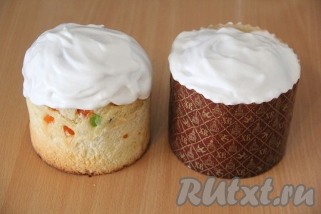  Готовые куличи хорошо остудить, затем покрыть глазурью. Я использовала покупную глазурь.