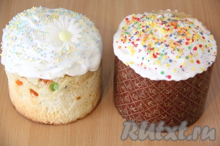 Посыпать верх вкусного, воздушного лимонного кулича цветной посыпкой.