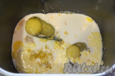 Затем всыпать сахар и добавить цедру лимона.