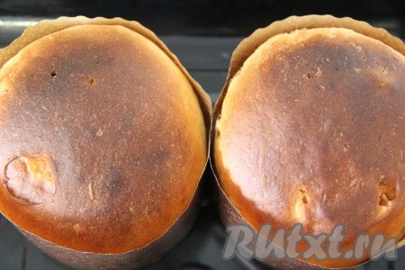 Тесто хорошо поднимется. Духовку заранее разогреть. Поставить формы с тестом в духовку. Выпекать лимонные куличи при температуре 180 градусов примерно 40 минут. Готовность проверить сухой зубочисткой.
