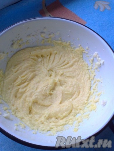 Готовим кексы: масло комнатной температуры взбить с сахаром и ванильным сахаром с помощью миксера, добавить яйцо и желтки, взбивать примерно 5 минут до растворения сахара, добавить сок, цедру, творог, сметану, соду, взбить еще раз.