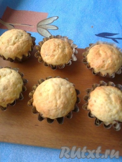 Выпекать в разогретой духовке при 180 градусах 30 минут. Проверить готовность деревянной шпажкой. Получилось 12 кексов.