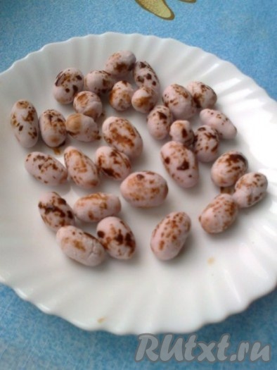 Можно нарисовать точечки и пятнышки (не обязательно), для этого 1 чайную ложку какао-порошка перемешать с 1 столовой ложкой горячей воды и с помощью зубной щетки или кисточки нанести узор. Оставить подсохнуть.