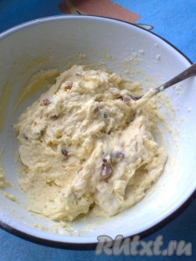 Добавить муку и изюм (залитый предварительно кипятком и высушенный салфеткой), перемешать ложкой.