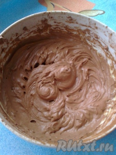 Добавляем масло комнатной температуры, какао и размешиваем ложкой, можно еще немного (1 минуту) взбить миксером. Белково-масляный крем готов.
