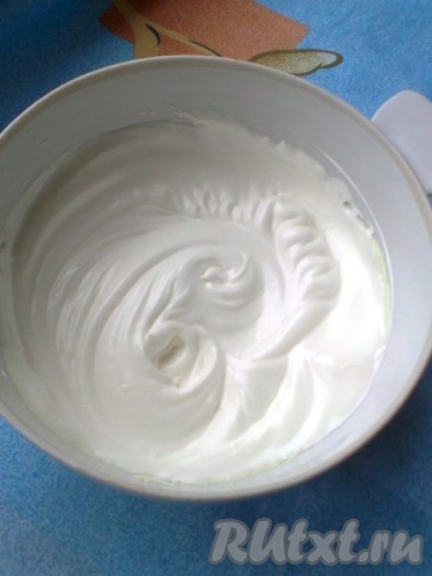 Для белкового крема: Готовим водяную баню. Наливаем в нижнюю кастрюлю воду так, чтобы верхняя кастрюля (или миска) с белками доходила до поверхности воды, но не касалась ее. Верхнюю кастрюлю снимаем и доводим воду в нижней кастрюле до кипения, затем уменьшаем огонь почти до минимума, чтобы вода кипела потихоньку. Посуда для взбивания и венчики для миксера должны быть чистыми и сухими. Белки смешиваем в верхней кастрюле (или миске) с сахаром (всыпаем сразу весь) и устанавливаем над нижней кастрюлей с водой. Сразу начинаем взбивать миксером. Взбиваем до образования гладкой блестящей массы и твердых устойчивых пиков. Обязательно засекаем время. Взбиваем 5 минут. Снимаем белки с огня. Набухший желатин растопим в микроволновке в течение 1 минуты при 450 Вт или на водяной бане. Вливаем желатин в белки, продолжая взбивать. Устанавливаем посуду с белками в посуду с холодной водой (чтобы остановить процесс заваривания белка) и продолжаем взбивать до полного охлаждения белков (2 минуты). Белковый крем готов.
