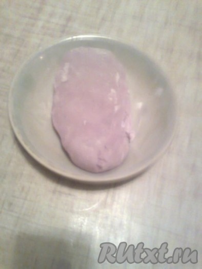 Замесить массу, как тесто, подсыпая оставшуюся сахарную пудру.
